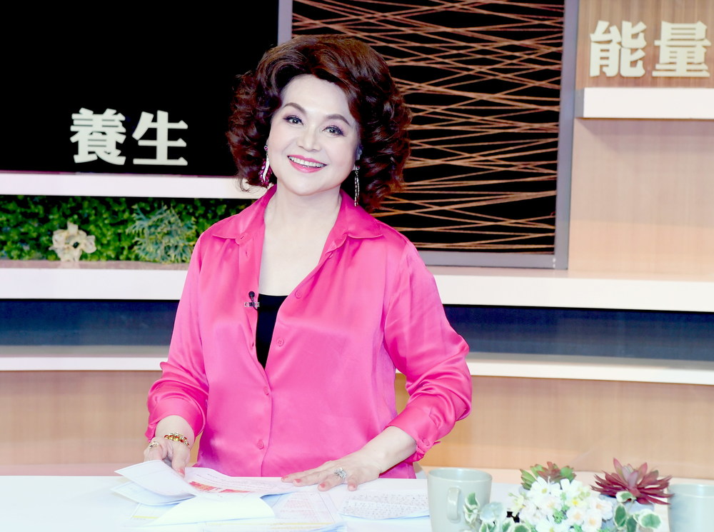華視首位簽約主持人侯麗芳 50年後回娘家掌《為愛健康GO》 | 71歲的侯麗芳保養得宜，50年前曾是華視第一位簽約的主持人