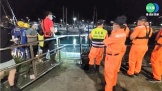 疑酒駕衝烏石港墜海 男救起無生命徵象