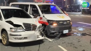 嘉義救護車載確診者鳴笛闖燈 路口攔腰挨撞