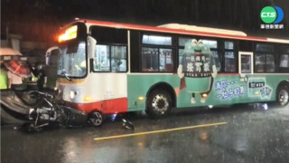 高雄凌晨雨淹半輪胎高 居民急架閘門