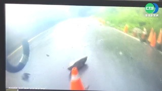 阿里山公路雨勢大! 2車先後遭落石砸中