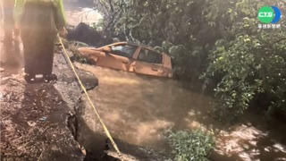 暴雨來襲! 桃園平鎮路面坍塌 4車掉落水圳
