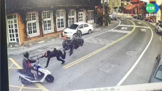 為閃避轉彎車急煞 重機騎士飛出慘摔!