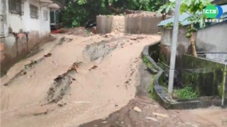 梅雨下不停! 頭城土石流沖馬路擋道