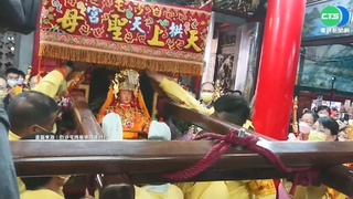 "粉紅超跑"換8人大轎 白沙屯媽大雨中回鑾