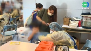 搶打輝瑞兒童疫苗 屏東車站大排人龍