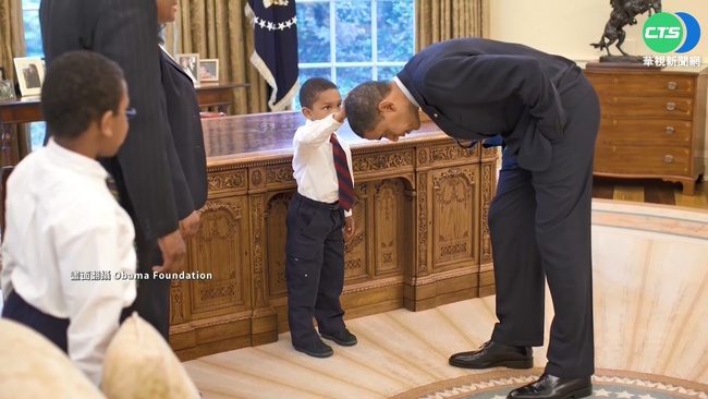 13年前這幕! 歐巴馬致電"摸頭"男孩聊髮型 | 華視新聞