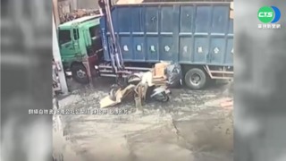 視線死角! 回收廠"巨鉗"降落夾住老翁頭