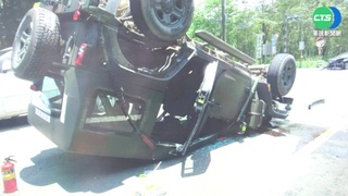 輕戰車遭竄出轎車撞翻 下士駕駛腦震盪