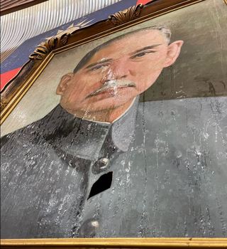 藍營砸立院國父像 綠酸：自己的領袖自己砸