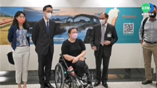 美參議員達克沃斯來台! 驚喜現身桃園機場