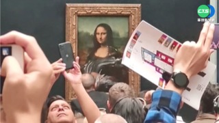 "蒙娜麗莎"被砸蛋糕! 男喬裝成婦人突襲