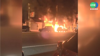 汽機車暗夜起火燒向民宅 7住戶及時救出