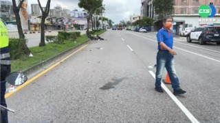 疑轉換車道失控 重機騎士撞路樹亡