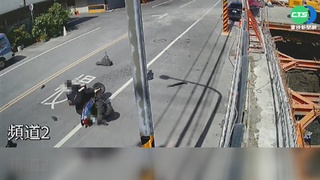 台南休旅車撞機車衝進工地 墜落深坑!