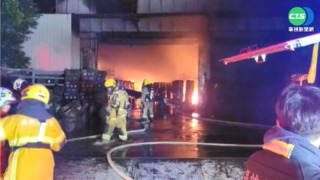 高雄螺絲工廠凌晨大火 救出3人無受傷