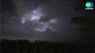 花蓮積雨雲閃電不斷 夜空宛如潑墨畫作