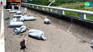 國3貨車追撞清掃車 瓦斯桶四散噴飛