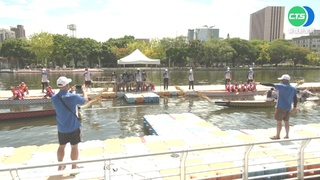 高雄愛河龍舟賽2千人參戰 龍舟拔河對決