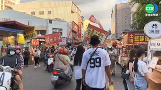 連假Day2!台南國華街湧遊客 店家嘆:差很多