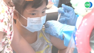 陳時中視察兒童接種站 頭戴兔子頭飾比讚