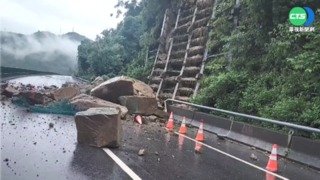 台72線公館路段巨石滾落 往大湖路段遭阻