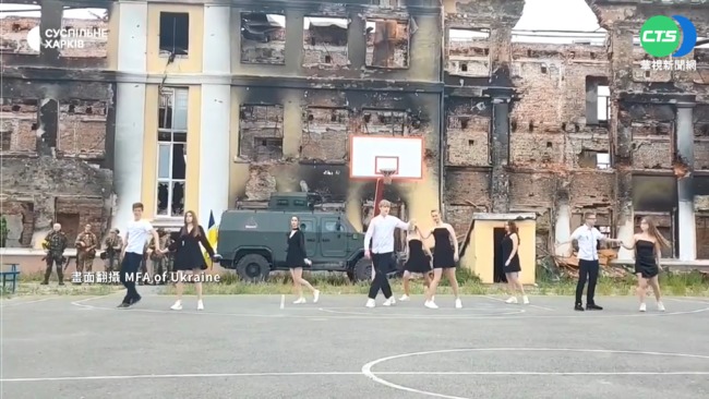 烏克蘭高中生畢業前 廢墟校舍起舞留念 | 華視新聞