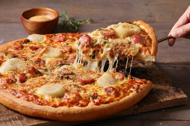 台式味蕾衝擊！拿坡里推出「大腸包小腸」披薩 | 華視新聞