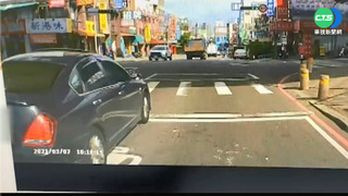 疑遭按喇叭不滿 瘋狂逼車持棍棒嗆聲
