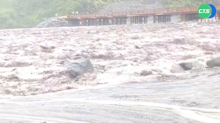 雨襲南高屏! 茶飲店桌椅遭強風橫掃吹翻