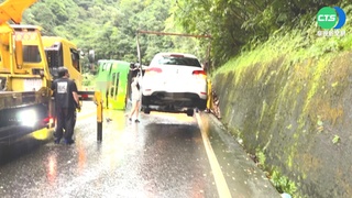 運碎木貨車翻覆! 宜蘇花公路單線雙向交管