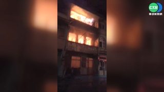 透天厝凌晨大火 受困母為救女燒傷急哭