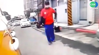 假搭車真搶劫! 2嫌辣手電昏司機丟包山區