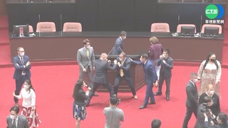 立院打架"紅到國外" 斯洛伐克議員模仿