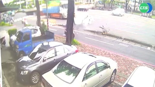 疑分神自撞再遭追撞 轎車成廢鐵卡分隔島!