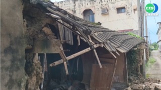 連日大雨狂下 苗栗老房牆面倒.屋頂崩塌