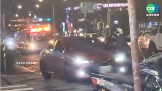 騎士不滿遭惡意逼車 下車理論險被撞