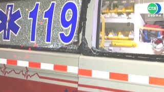 台中救護車載送傷患 遭機車攔腰撞上