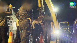 反坤輿堆水泥塊抗爭 業者怪手回擋爆衝突