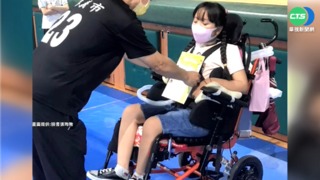 車禍癱瘓9年 12歲珣珣國小畢業了!