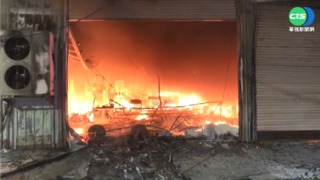 台中市南屯傳火警 2工廠起火狂燒