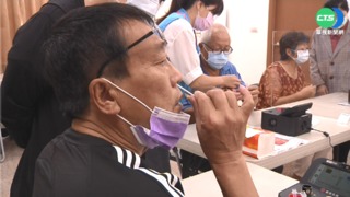 郭台銘赴金門烈嶼 親自捐贈首款家用PCR機