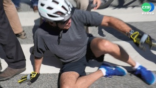 拜登騎腳踏車摔倒! 起身接連喊"沒事"