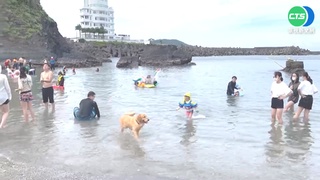 酷熱高溫恐破36度! 南方澳戲水遊客多