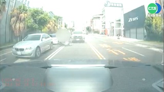 騎士違規穿越雙白線 遭後車撞上倒地送醫