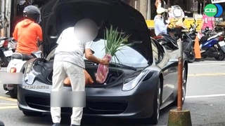 阿伯開超跑買菜掀話題 網瘋喊:缺兒孫?