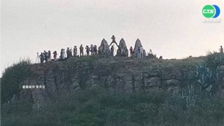 不顧風俗.安全 遊客"大字"跨三仙塔拍照