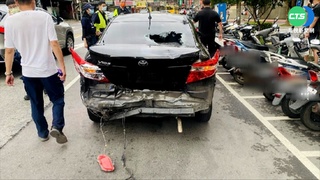 2車狂追5公里 4惡煞砸車辯行車糾紛