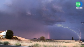 罕見! 閃電.彩虹並存 驚豔加州天空