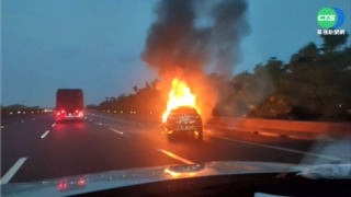 小客車國道自撞成火球 駕駛未酒駕無人傷亡